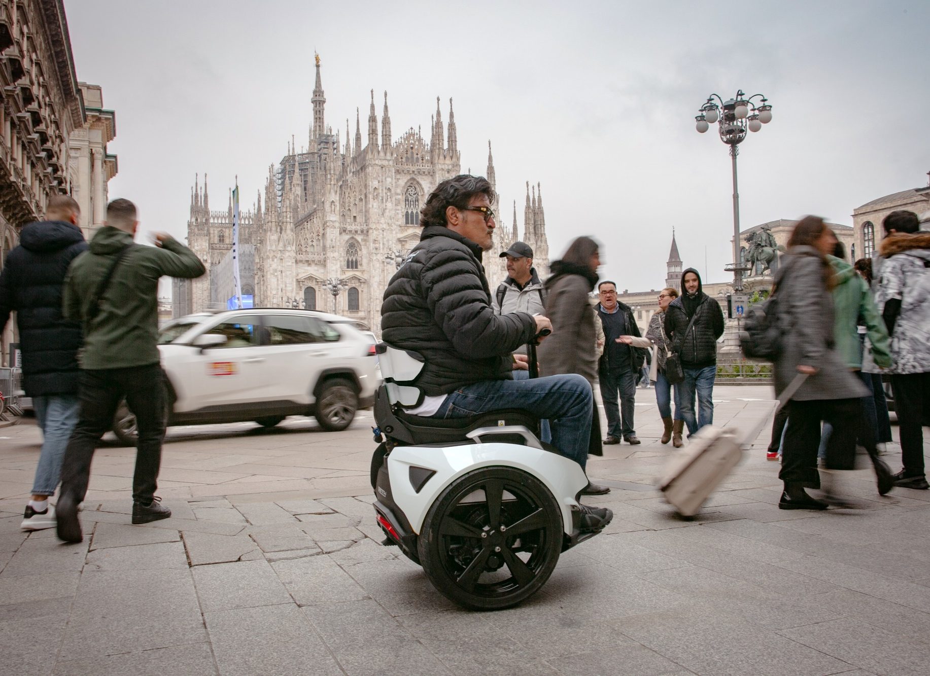 Paolo Badano in Mailand vor dem Mailänder Dom mit dem Genny ZeroGenny Zero - Beratung bei TED e-mobility Genny Zero in Action